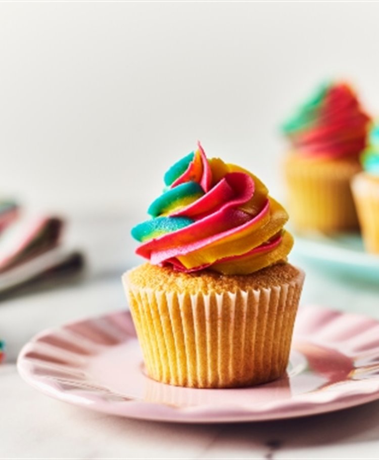 Cupcakes med regnbue smørcreme