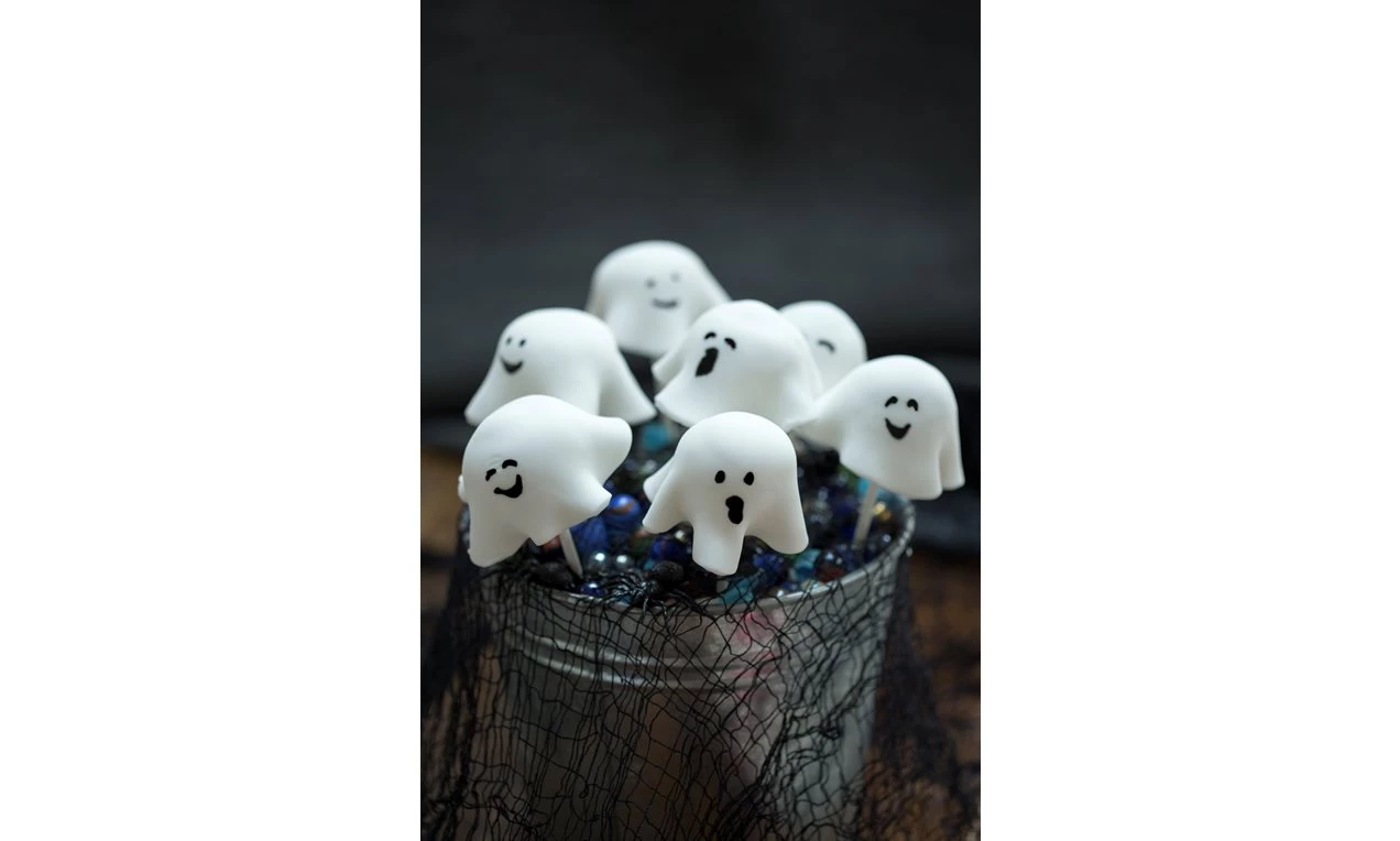 Spooky Ghost Cake Pops