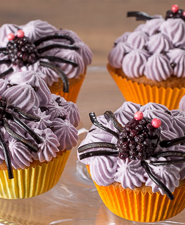 Cupcakes di Halloween con mirtilli e more