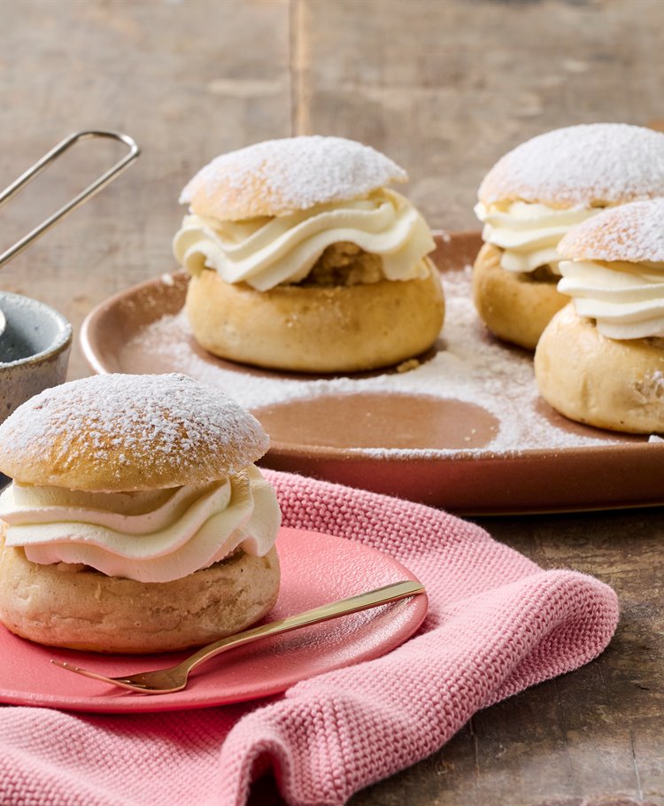 Semlor - Svenske Fastelavnsboller Opskrift | Dr. Oetker