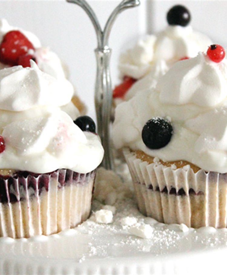 Red Fruit Meringue Cupcakes