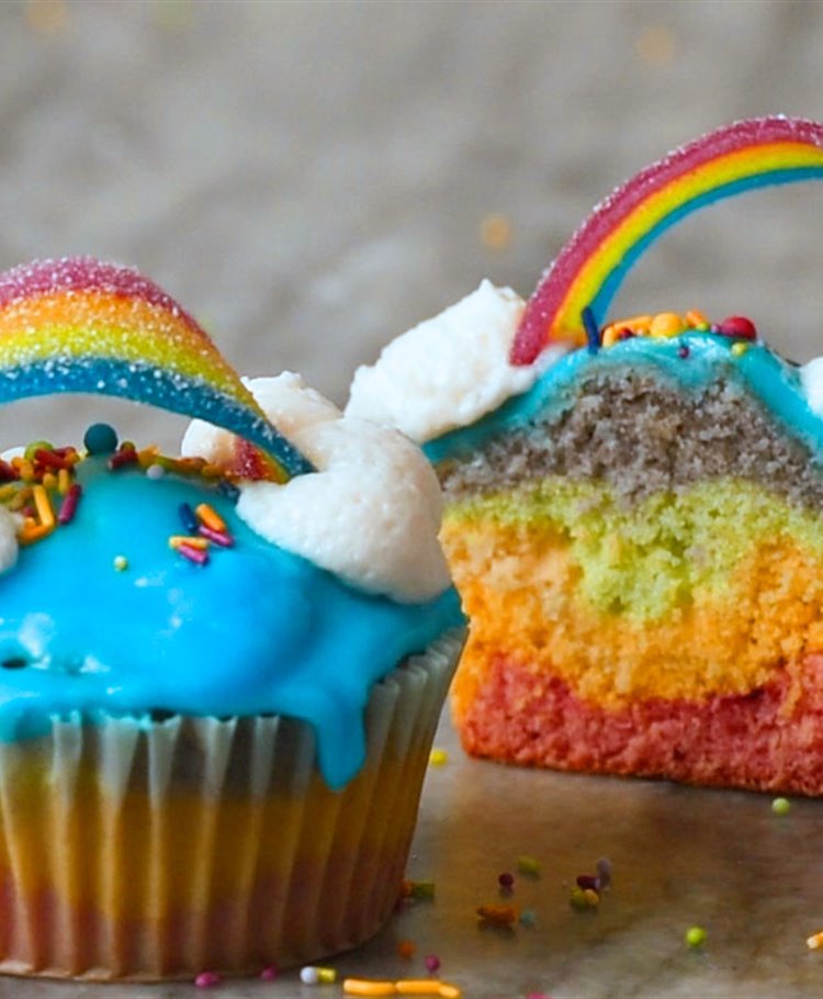 Regnbue Cupcakes med skyer og regnbuebånd