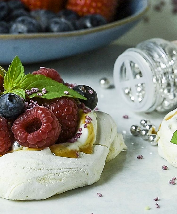 Mini pavlova med vaniljeflødeskum og friske bær