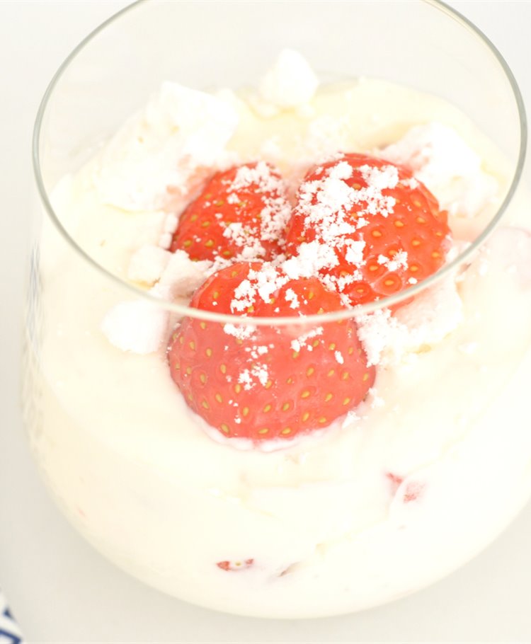 Romige yoghurt met aardbei en meringue