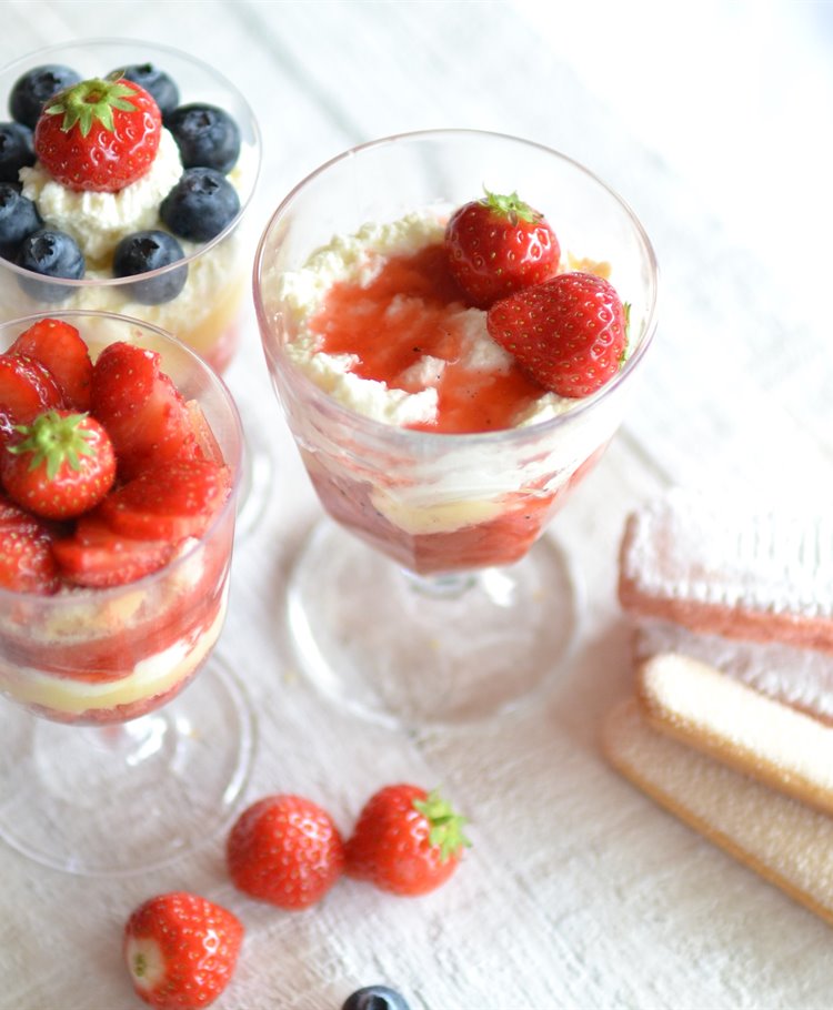 Aardbeien-rabarber trifle