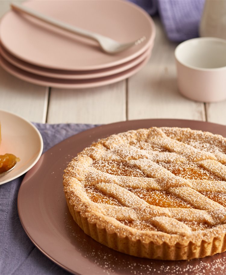Crostata con confettura fatta in casa di mele