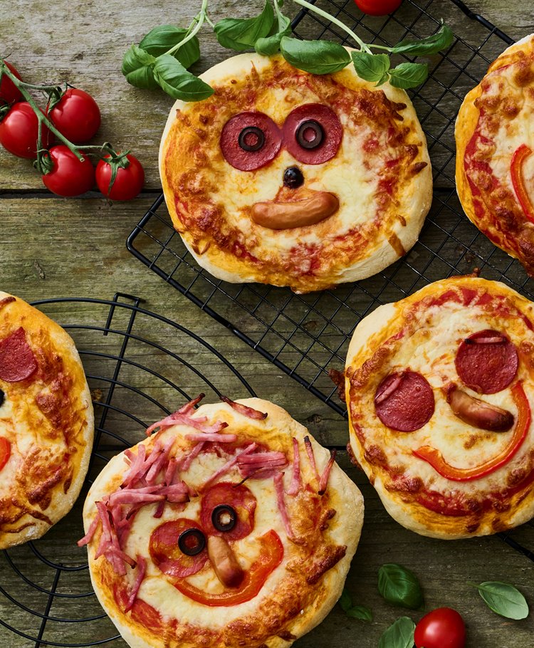 Hurtige mini pizza med sjove ansigter