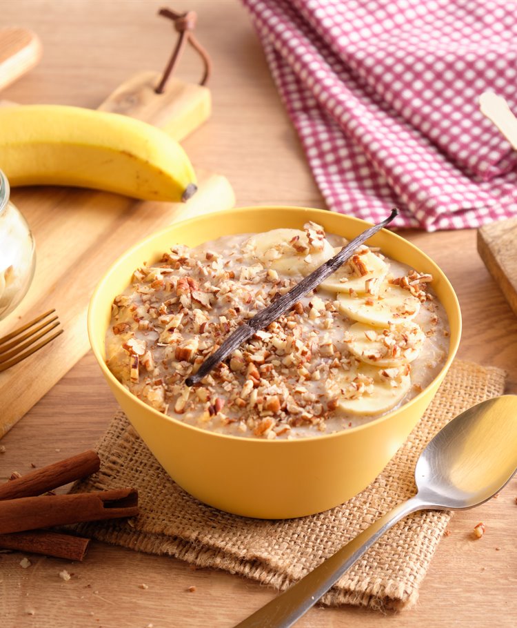 Porridge con banana, cannella e noci pecan