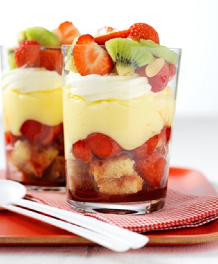Zomerse Trifle met aardbeien en kiwi