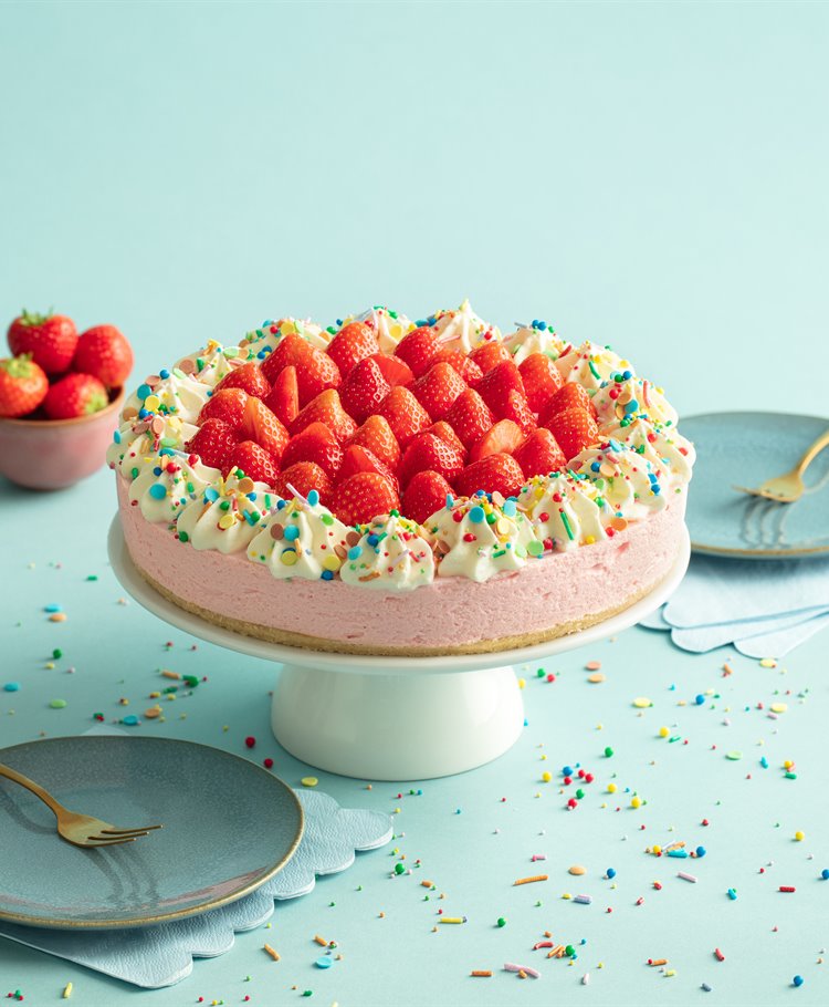 Verjaardagskwarktaart met aardbeien en slagroom