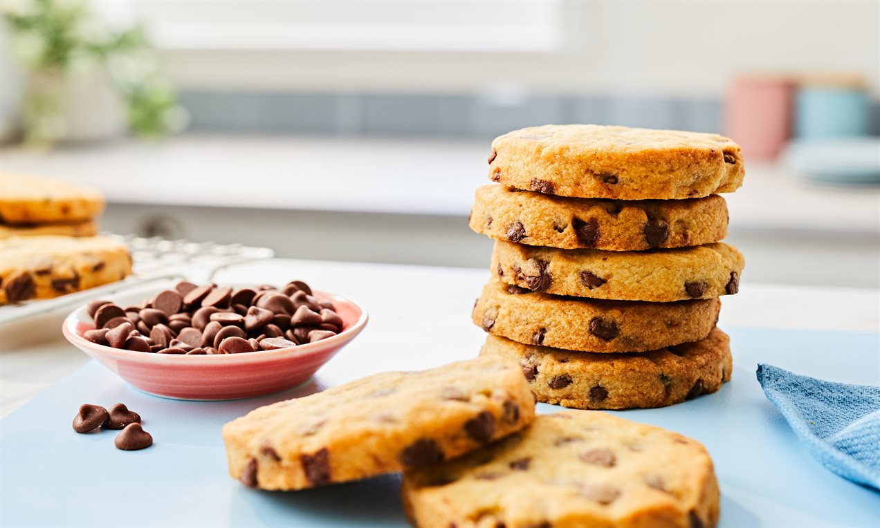 Chocolate Chip Shortbread Cookies Recipe | Dr. Oetker