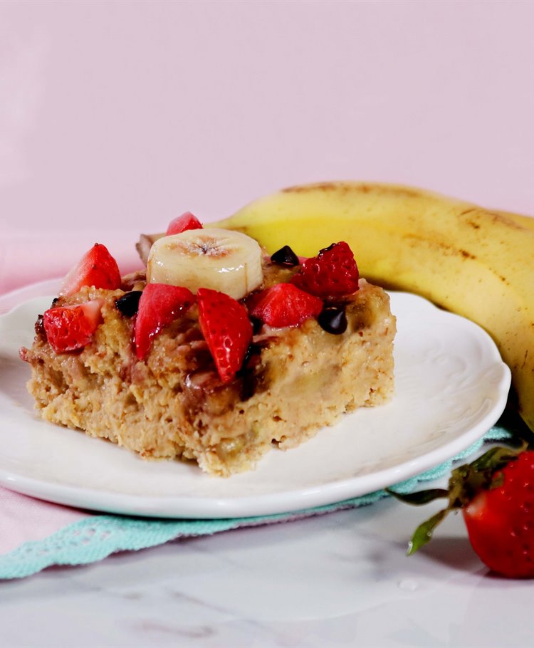 Baked Oatmeal with Bananas and Strawberries