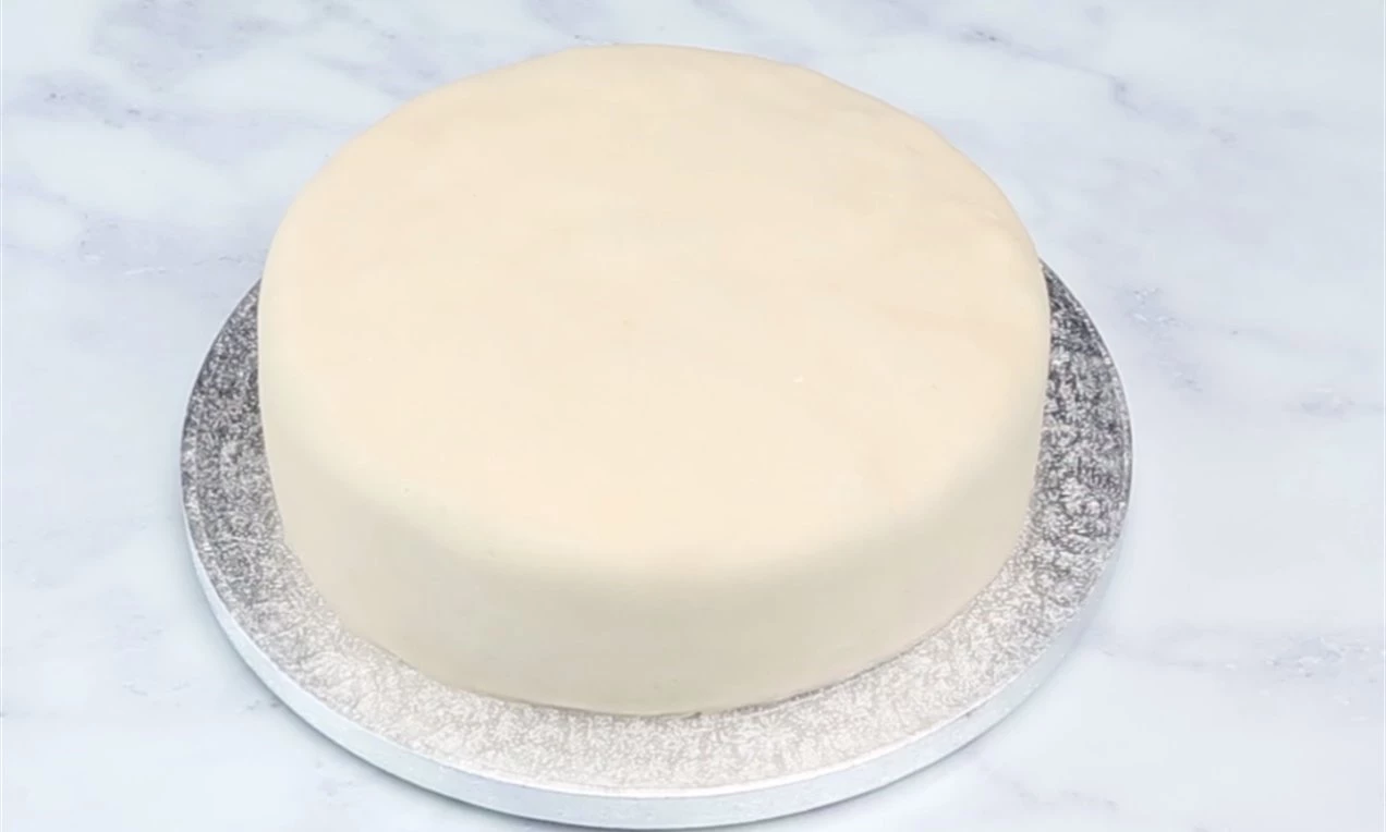 Covering a round cake in Marzipan