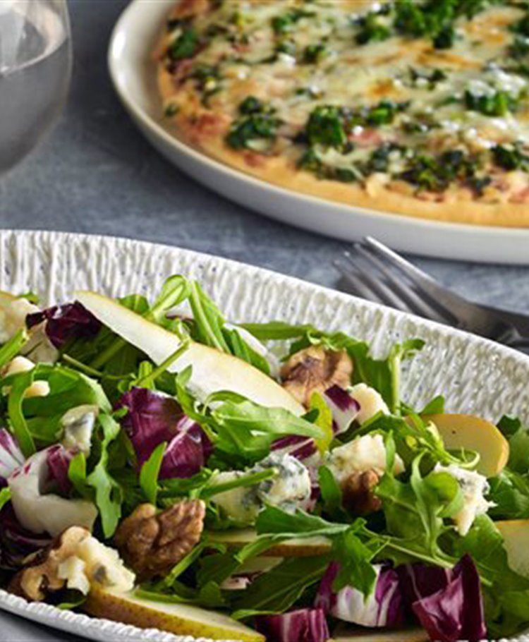 Salade de roquette, endive, poire et gorgonzola