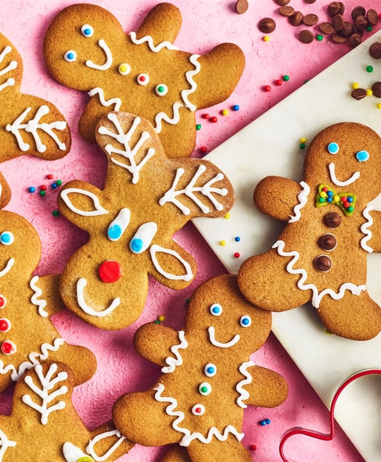Biscuits de pain d'épices à l'emporte-pièce