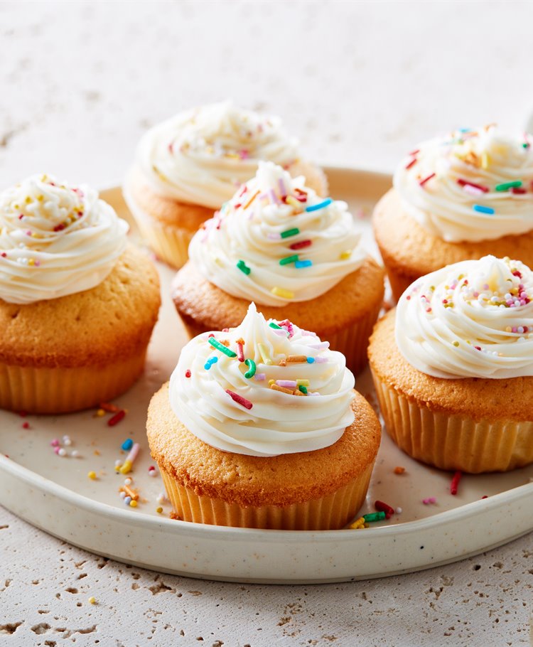 Vanille cupcakes met Regenboogfantasie decor