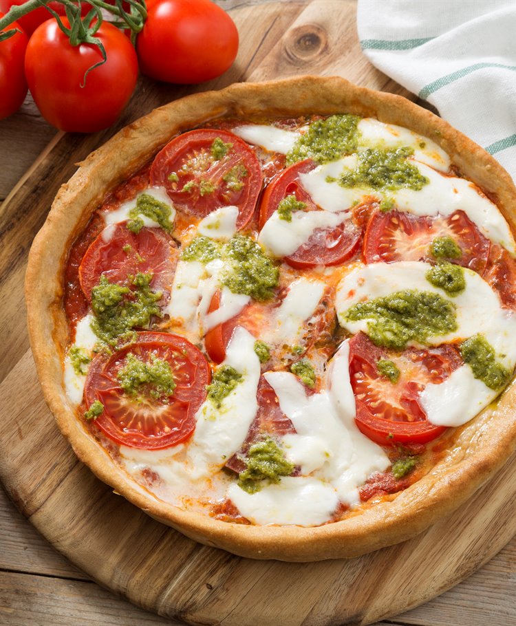 Pizza met mozzarella, tomaat en pesto