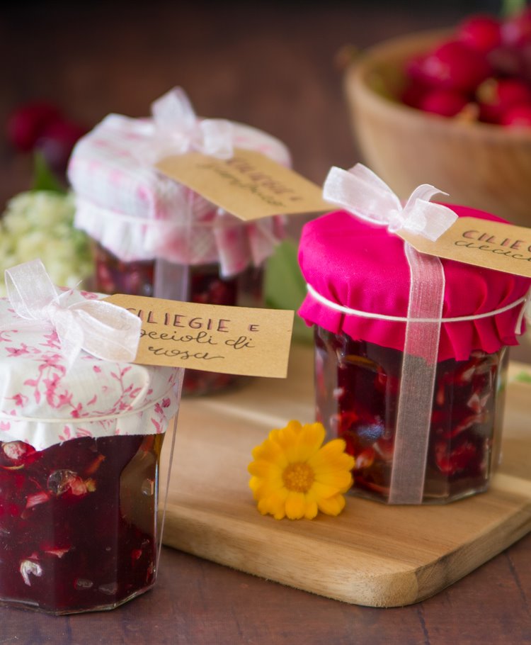 Confettura di ciliegie aromatizzata con fiori di acacia, boccioli di rosa e fiori di sambuco