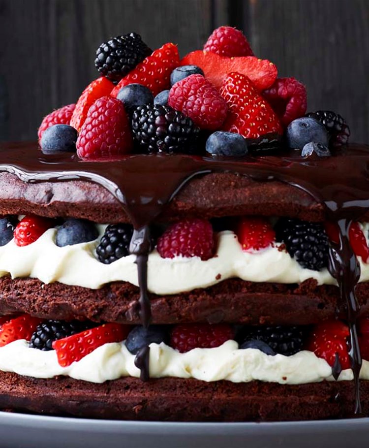 Chokoladekage med bær og hvid chokolademousse